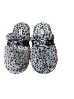 BCBGeneration Sasha Cozy Mule Leopard Print
Slippers Size 9